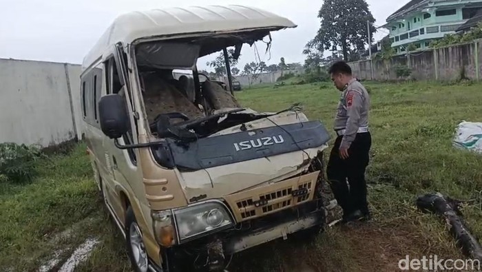 Kondisi Mobil Izusu Elf dengan nomor polisi S-7338-AA yang ringsek di Satlantas Polres Karanganyar, Sabtu (17/5/2025)