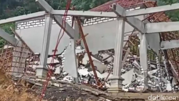 Kondisi Rumah yang Hancur Akibat Tanah Longsor