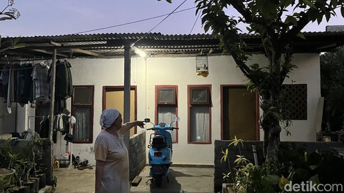 Wahidah menunjukkan bangunan kos-kosan yang dia bangun dari tanah sewa di Jalan Sedap Malam, Denpasar Selatan.