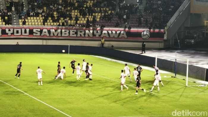 Laga Persis Solo melawan Dewa United pada pekan ke-33 Liga 1 2024/2025, di Stadion Manahan Solo, Sabtu (17/5/2025).