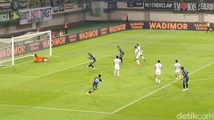 Laga PSS Sleman vs Persija di Stadion Maguwoharjo, Sleman,  Sabtu (17/5/2025).