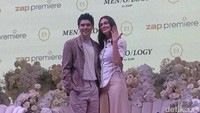 Momen Luna Maya pamer cincin nikah. Foto: Ahsan/detikhot