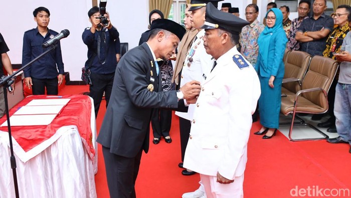 Lurah Bukaka, Arifin, saat dilantik Bupati Bone Andi Asman Sulaiman.