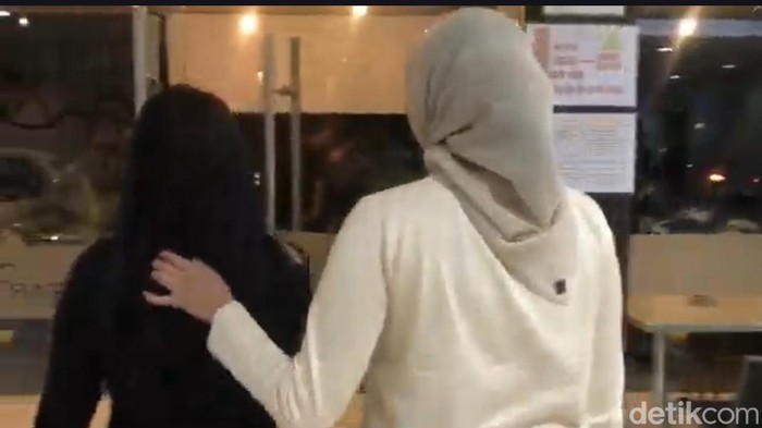 Seorang pria muncikari berinisial AA (35) di Makassar, Sulawesi Selatan (Sulsel), ditangkap polisi karena menjajakan dua wanita inisial LS (28) dan FB (19) ke pria hidung belang.