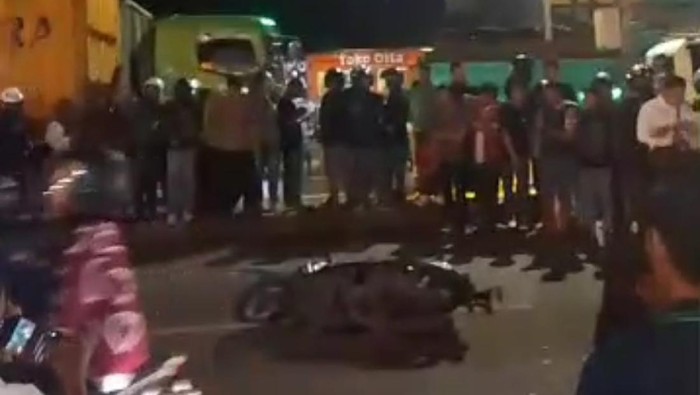 Seorang pria pengendara motor berinisial MI (20) di Kabupaten Maros, Sulawesi Selatan (Sulsel), tewas dilindas truk trailer.