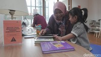 Semangat membaca di Hari Buku Nasional tampak di ruang-ruang baca Perpustakaan TIM yang ramai dikunjungi berbagai kalangan.