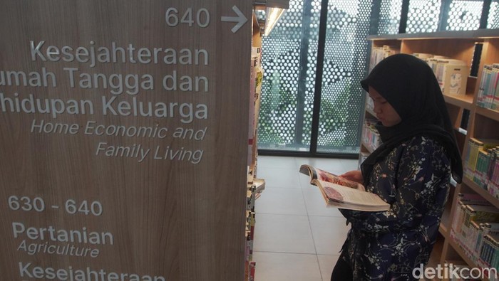 Masyarakat Nikmati Hari Buku Nasional di Perpustakaan TIM Warga manfaatkan Hari Buku Nasional dengan membaca di perpustakaan. Momen ini sekaligus peringatan Hari Perpustakaan Nasional, 17 Mei.