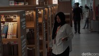 Hari Buku Nasional diperingati sebagai upaya membangkitkan kembali semangat literasi dan cinta membaca di tengah masyarakat.