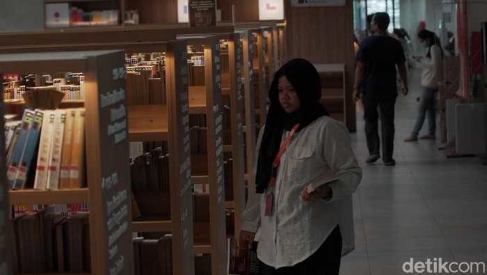 Warga manfaatkan Hari Buku Nasional dengan membaca di perpustakaan. Momen ini sekaligus peringatan Hari Perpustakaan Nasional, 17 Mei.