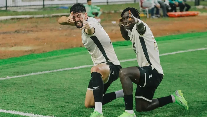 Matheus Silva dan Balotelli merayakan kemenangan 3-1 atas Barito Putera dalam laga Liga 1 2024/2025.
