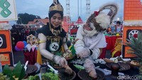 Dengan perkiraan total 1.300 porsi rujak dari peserta dan 2.000 porsi dari panitia, maka total rujak uleg yang disediakan mencapai 3.300 porsi yang siap dibagikan ke pengunjung.