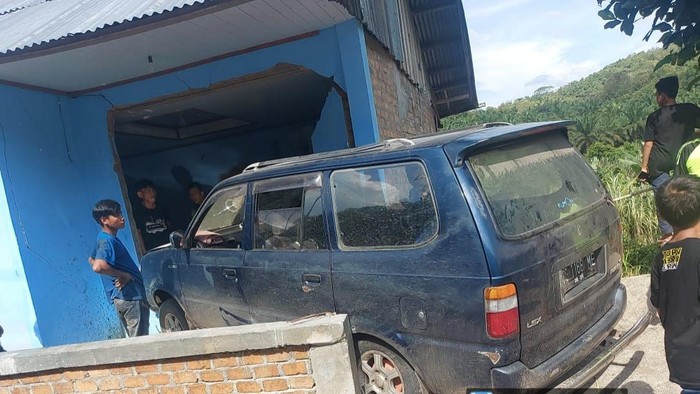 Mobil Kijang Kapsul yang dikendarai Amin seruduk rumah warga di OKU Selatan.