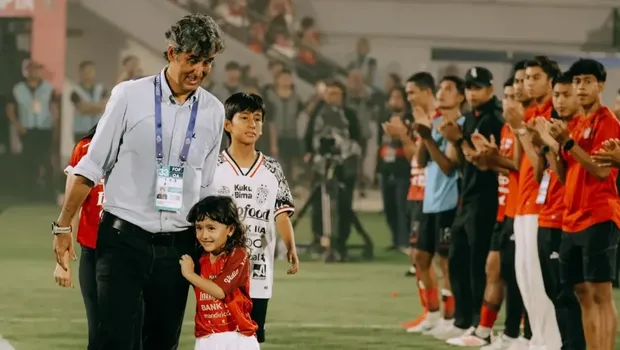 Momen perpisahan Stefanor 'Teco' Cugurra dengan Bali United di Stadion I Wayan Dipta, Gianyar, Bali, Sabtu (17/5/2025).