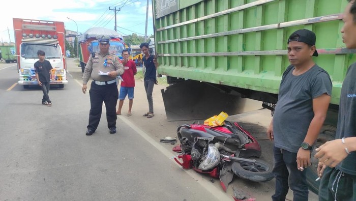 Seorang pemotor berinisial AY (23) asal Kabupaten Gowa, Sulawesi Selatan (Sulsel), tewas setelah menabrak truk parkir di Jalan Poros Parepare-Sidrap.