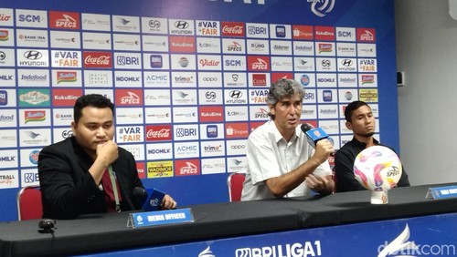 Pelatih Bali United, Stefano Teco Cugurra (tengah) memberi keterangan pers sesuai melawan Madura United, Sabtu (17/5/2025).