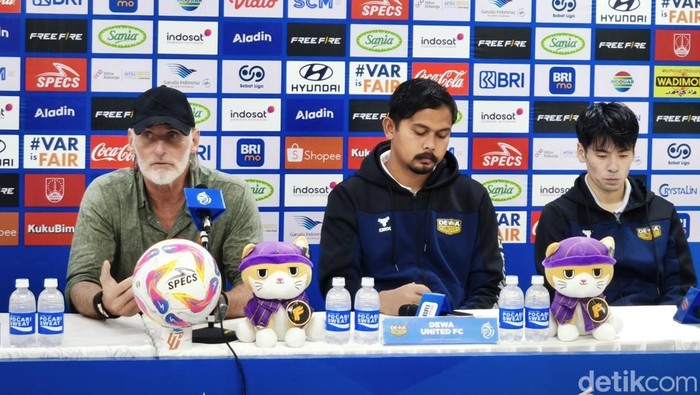 Pelatih Dewa United Jan Olde Riekerink, saat konferensi pers di Stadion Manahan Solo, Sabtu (17/5/2025).