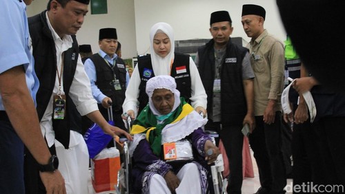 Suasana sebelum pemberangkatan jemaah calon haji pada kloter terakhir ke-12 di Asrama Haji Embarkasi Lombok, Kota Mataram, NTB, Jumat (16/5/2025). (Ahmad Viqi/detikBali).