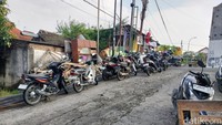 Beberapa warga mulai menyelamatkan kendaraan mereka ke lokasi yang lebih tinggi.