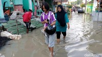 Banjir yang terjadi di pemukiman warga di lorong 1, 2 dan 3 yang selama ini jadi langganan banjir. Sebab mereka tinggal di bibir Sungai Bengawan Solo.