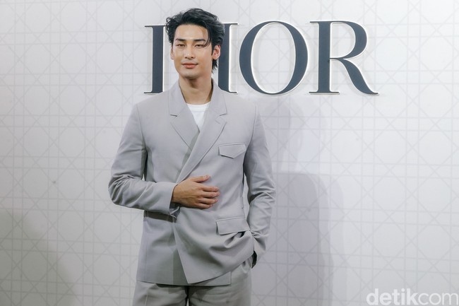 Aktor Thailand Apo Nattawin terbang ke Indonesia untuk menghadiri acara pembukaan butik baru Dior di Plaza Indonesia Jakarta, Jumat (16/5/2025). Foto: Grandyos Zafna/detikcom
