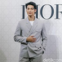 Aktor Thailand Apo Nattawin terbang ke Indonesia untuk menghadiri acara pembukaan butik baru Dior di Plaza Indonesia Jakarta, Jumat (16/5/2025). Foto: Grandyos Zafna/detikcom