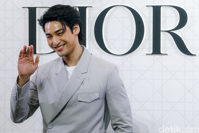 Ratusan penggemar memadati south lobby Plaza Indonesia Jakarta untuk menyambut kedatangan aktor 31 tahun itu. Foto: Grandyos Zafna/detikcom
