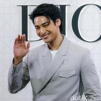 Ratusan penggemar memadati south lobby Plaza Indonesia Jakarta untuk menyambut kedatangan aktor 31 tahun itu. Foto: Grandyos Zafna/detikcom