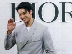 Foto: Pesona Aktor Thailand Apo Nattawin Hadiri Acara Dior di Plaza Indonesia