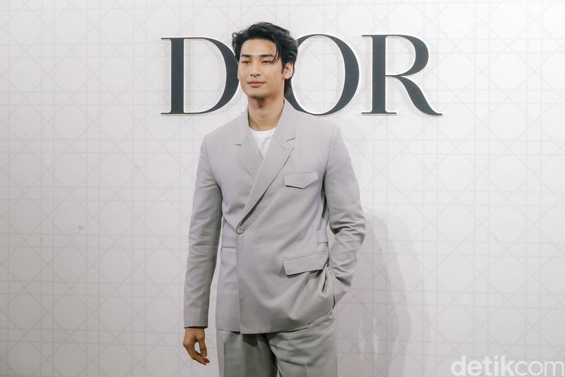 Penampilan Aktor Thailand Apo Nattawin di acara pembukaan butik baru Dior di Plaza Indonesia Jakarta