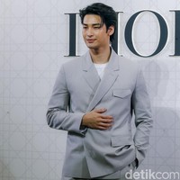 Awal tahun ini, Apo Nattawin telah menunjukkan eksistensinya di kancah global sebagai tamu istimewa peragaan busana Dior di Paris Fashion Week 2025. Foto: Grandyos Zafna/detikcom