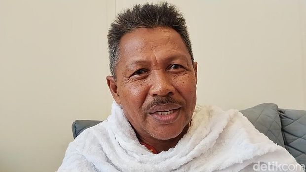 Pasutri asal Padang, Sumbar, Ali Mazar (65) dan Yusmanidar (64) kini bisa naik haji bareng setalah 13 tahun menanti.