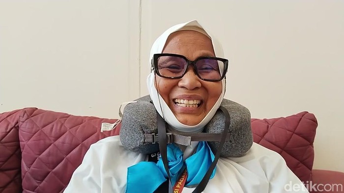Pasutri asal Padang, Sumbar, Ali Mazar (65) dan Yusmanidar (64) kini bisa naik haji bareng setalah 13 tahun menanti.