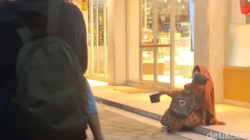 Salah seorang pengemis tengah meminta-minta di dalam kawasan pusat perbelanjaan yang ada di Kota Mataram, Jumat malam (16/5/2025).