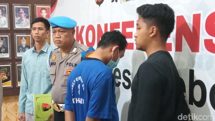 Perawat yang lecehkan pasien di Cirebon berinisial DS ditetapkan jadi tersangka.