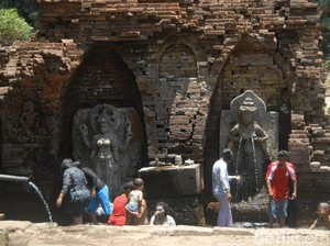 Viral! Wisatawan Abaikan Ritual Suci Demi Foto-foto
