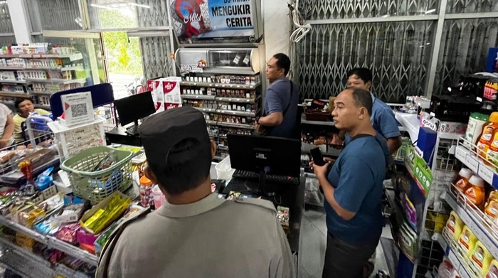 Polisi melakukan olah TKP di minimarker yang dibobol maling di Karangasem, Sabtu (17/5/2025).