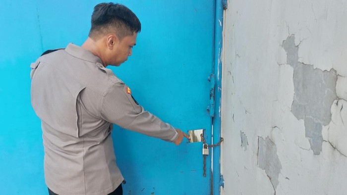 Polisi mengamankan aksi sekelompok orang yang menggembok pabrik secara sepihak di Bogor.