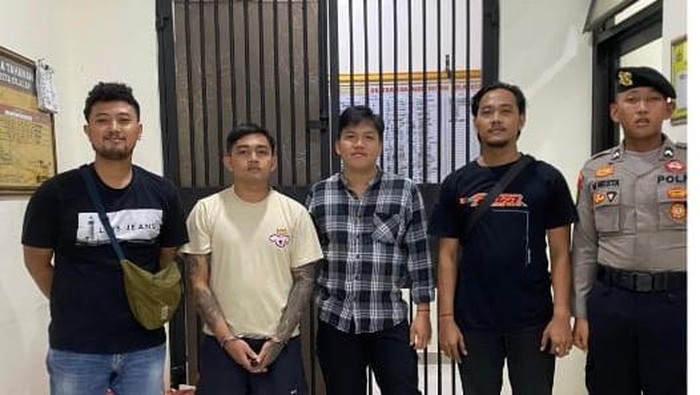 Polresta Cilacap mengamankan pemuda yang menganiaya kekasihnya akibat terbakar cemburu, foto diunggah Sabtu (17/5/2025).