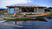Selain menjadi nelayan, sebagian warga juga mengembangkan ladang terapung sebagai alternatif mata pencaharian. Ladang ini dibuat di atas rakit atau apung yang memungkinkan mereka bercocok tanam di tengah danau, memanfaatkan lahan yang terbatas di sekitar perairan.