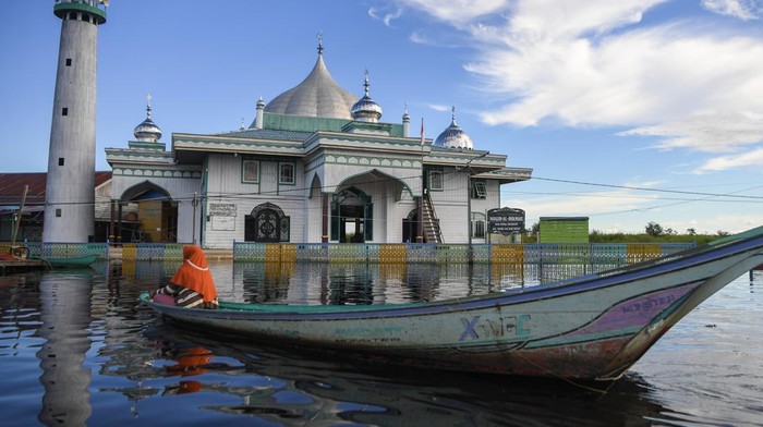 Foto udara suasana Desa Muara Enggelam di Kecamatan Muara Wis, Kabupaten Kutai Kartanegara, Kalimantan Timur, Sabtu (17/5/2025). Desa tanpa daratan yang berada di tengah Danau Melintang tersebut dihuni sekitar 747 jiwa dengan mata pencaharian sebagai nelayan dan menggantungkan hidup pada hasil tangkapan ikan dari sekitar danau, selain itu ada juga warga yang berkebun di ladang terapung atau membuat kerajinan tangan. ANTARA FOTO/M Risyal Hidayat/rwa.
