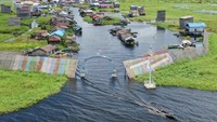 Tak hanya itu, kerajinan tangan juga menjadi sumber pendapatan lain bagi warga Desa Muara Enggelam. Mereka menghasilkan berbagai produk seni dan kerajinan yang mencerminkan budaya lokal, sekaligus menjadi daya tarik bagi wisatawan yang datang berkunjung.