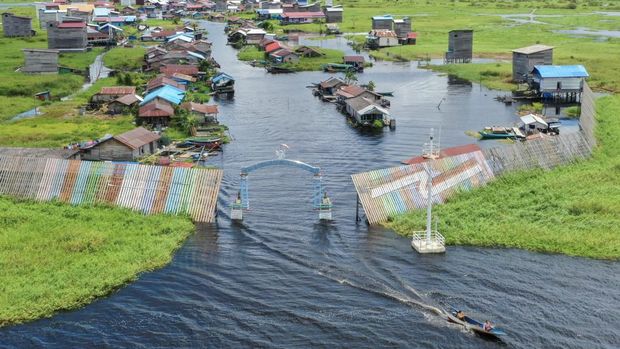 Potret Muara Enggelam, Desa Tanpa Daratan di Kalimantan Timur Foto udara suasana Desa Muara Enggelam di Kecamatan Muara Wis, Kabupaten Kutai Kartanegara, Kalimantan Timur, Sabtu (17/5/2025). Desa tanpa daratan yang berada di tengah Danau Melintang tersebut dihuni sekitar 747 jiwa dengan mata pencaharian sebagai nelayan dan menggantungkan hidup pada hasil tangkapan ikan dari sekitar danau, selain itu ada juga warga yang berkebun di ladang terapung atau membuat kerajinan tangan. ANTARA FOTO/M Risyal Hidayat/rwa.