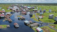 Desa Muara Enggelam dihuni sekitar 747 jiwa yang mayoritas bermata pencaharian sebagai nelayan. Warga menggantungkan hidup pada hasil tangkapan ikan dari danau yang kaya sumber daya tersebut. Aktivitas memancing menjadi bagian penting dalam kehidupan sehari-hari mereka.