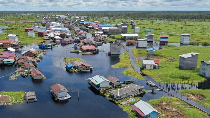 Foto udara suasana Desa Muara Enggelam di Kecamatan Muara Wis, Kabupaten Kutai Kartanegara, Kalimantan Timur, Sabtu (17/5/2025). Desa tanpa daratan yang berada di tengah Danau Melintang tersebut dihuni sekitar 747 jiwa dengan mata pencaharian sebagai nelayan dan menggantungkan hidup pada hasil tangkapan ikan dari sekitar danau, selain itu ada juga warga yang berkebun di ladang terapung atau membuat kerajinan tangan. ANTARA FOTO/M Risyal Hidayat/rwa.