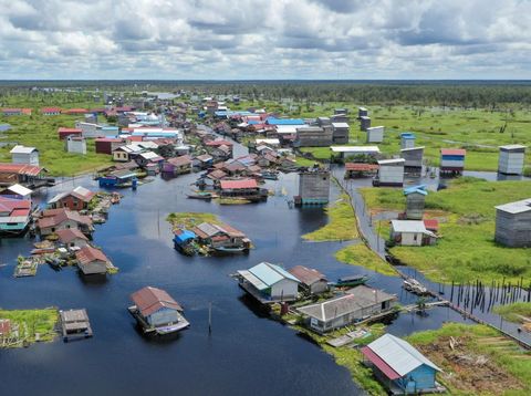 Potret Muara Enggelam, Desa Tanpa Daratan di Kalimantan Timur Foto udara suasana Desa Muara Enggelam di Kecamatan Muara Wis, Kabupaten Kutai Kartanegara, Kalimantan Timur, Sabtu (17/5/2025). Desa tanpa daratan yang berada di tengah Danau Melintang tersebut dihuni sekitar 747 jiwa dengan mata pencaharian sebagai nelayan dan menggantungkan hidup pada hasil tangkapan ikan dari sekitar danau, selain itu ada juga warga yang berkebun di ladang terapung atau membuat kerajinan tangan. ANTARA FOTO/M Risyal Hidayat/rwa.