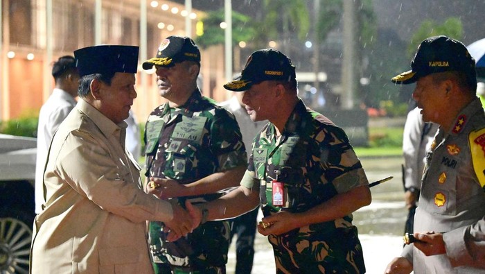 Presiden Prabowo Subianto bertolak menuju Thailand untuk melakukan kunjungan resmi. Prabowo bersama rombongan terbatas lepas landas dari Pangkalan TNI AU Halim Perdanakusuma, Jakarta, Sabtu (17/5/2025).