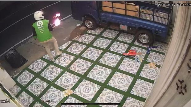 Pria Berjaket Ojol Membakar Pikap
