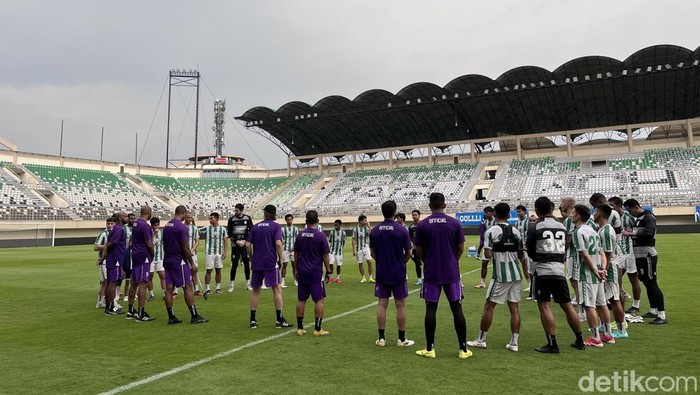 Official training PSS Sleman jelang menghadapi Persija Jakarta di Stadion Maguwoharjo, Sleman Jumat (16/5/2025).