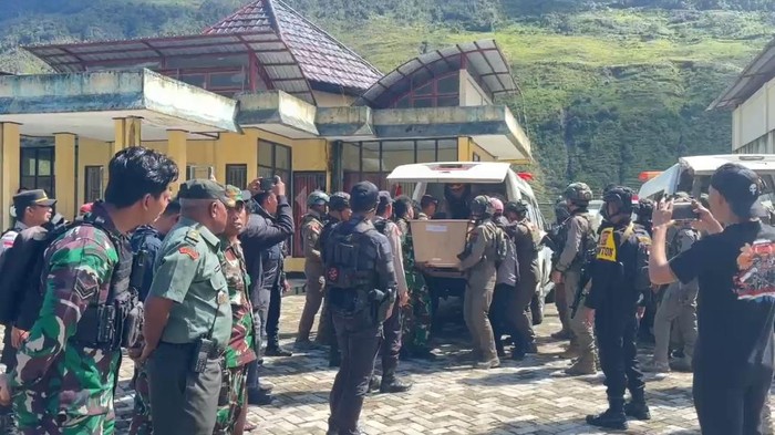 Dua anggota polisi Briptu Dedi Tambunan dan Bharatu Kain Reri yang gugur ditembak Kelompok Kriminal Bersenjata (KKB) di Puncak Jaya, Papua Tengah akan dimakamkan di kampung halamannya di Serui, Papua.