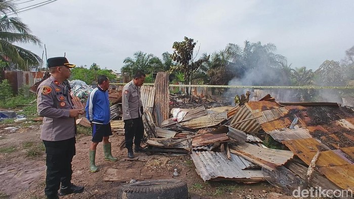 Rumah dan gudang pengepul rongsokan di Palembang, Sumsel, terbakar dan menewaskan satu korban